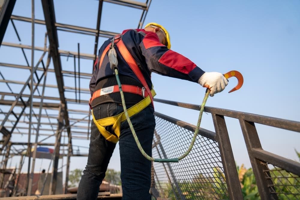 Invierta en la seguridad y mantenimiento de su edificio con la instalación de una línea de vida