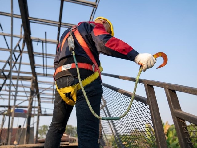 Invierta en la seguridad y mantenimiento de su edificio con la instalación de una línea de vida