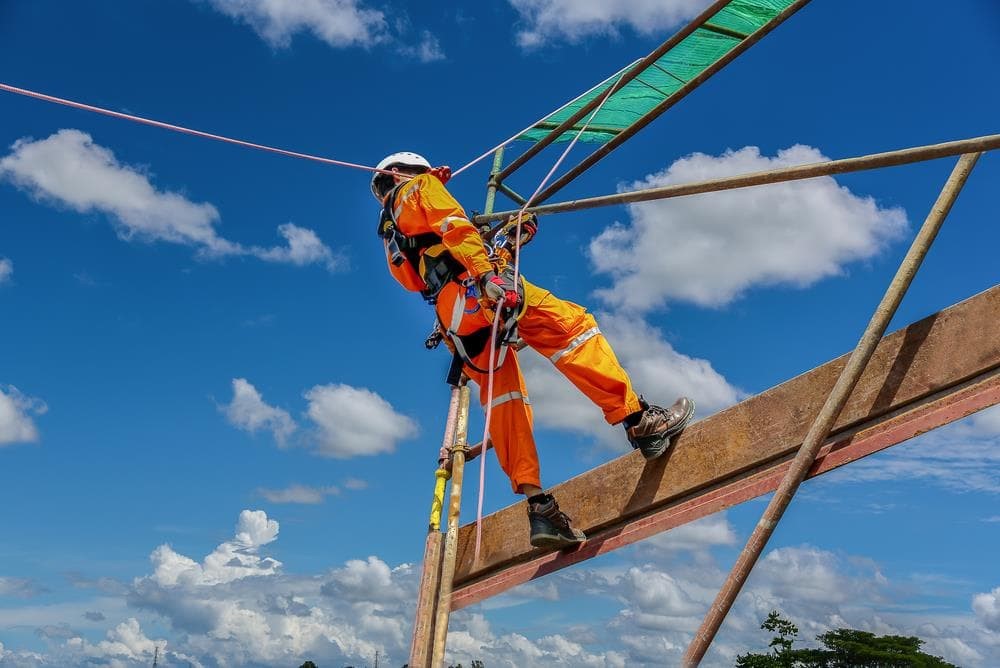 Seguridad laboral en trabajos de difícil acceso: Normativas y buenas prácticas